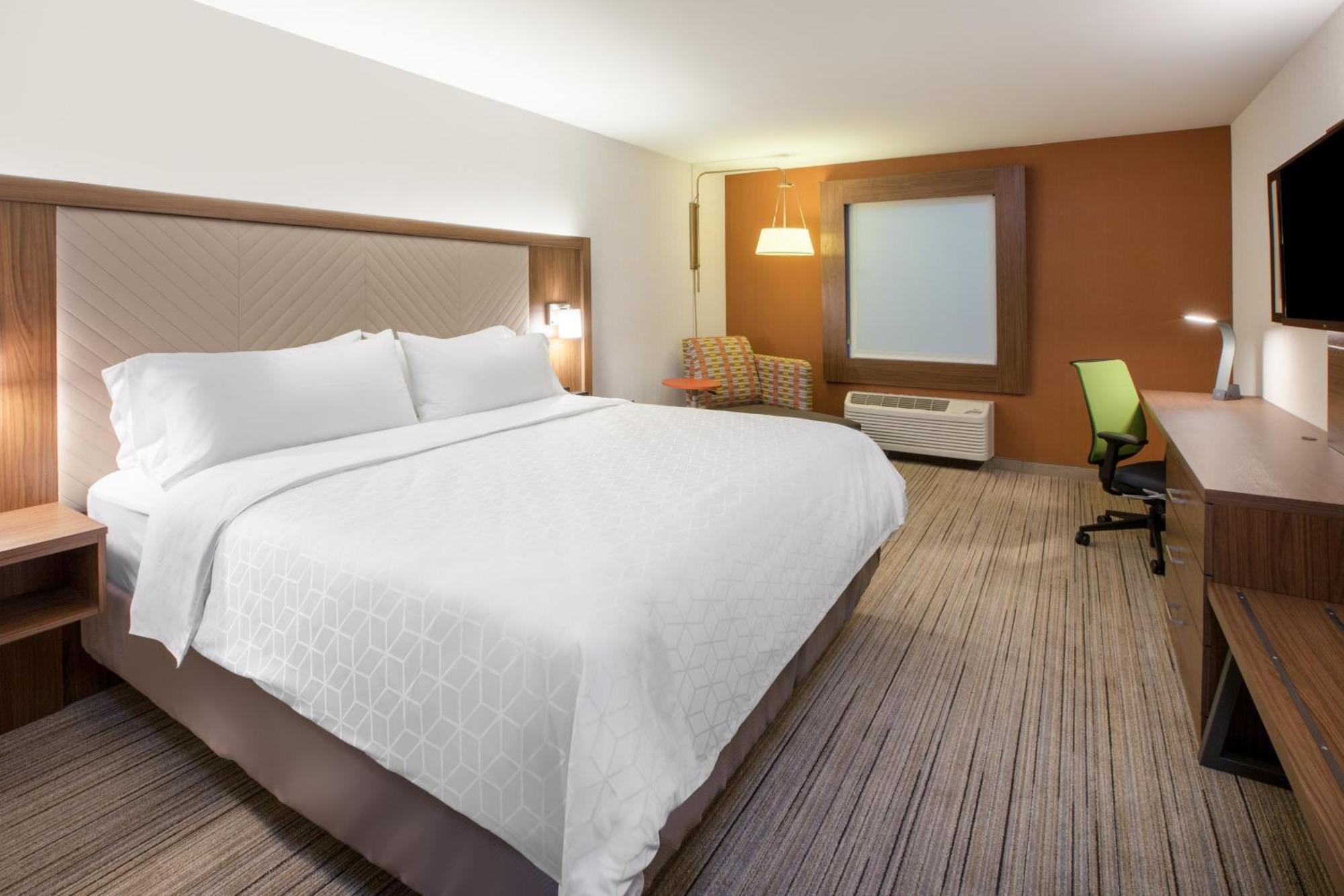 Express & - Airport Trail Ne By Ihg Hotel 3*